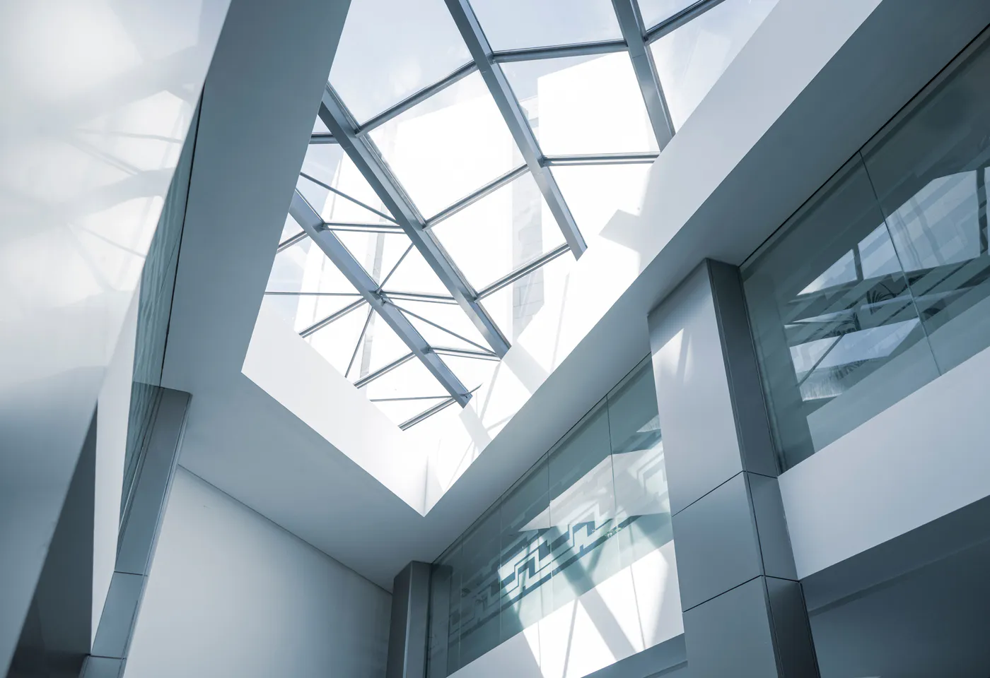 Atrium lumineux d’un bâtiment tertiaire contemporain